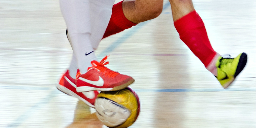 Tips Memilih Sepatu Futsal yang Nyaman dan Sesuai Jenis Lapangan