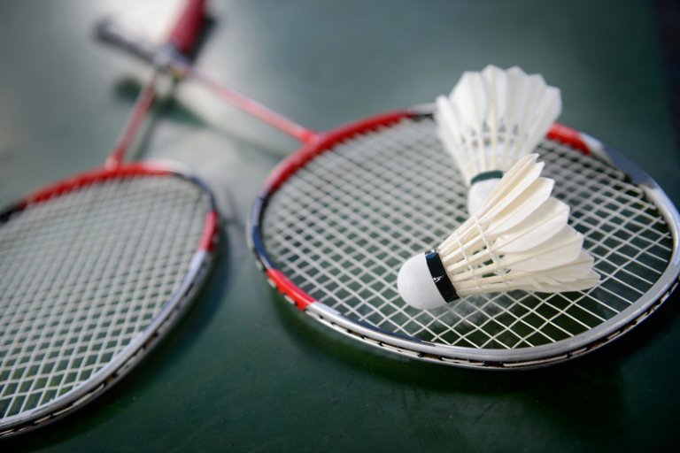 memilih raket badminton