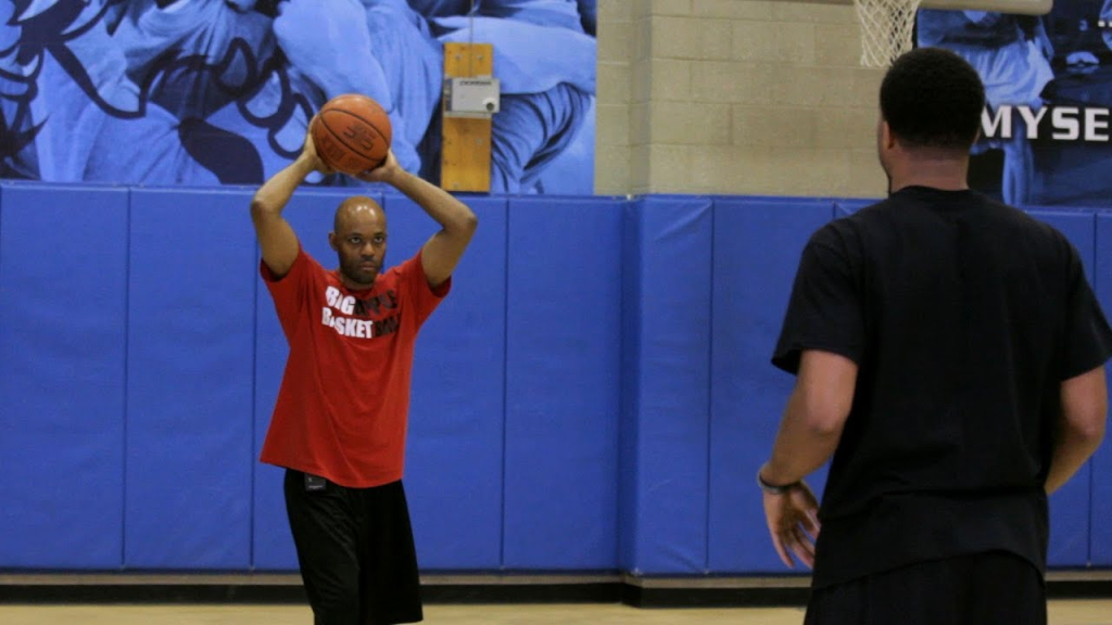 Overhead Pass dalam Bola Basket: Pengertian, Fungsi, Cara Melakukan, dan Tips Latihannya
