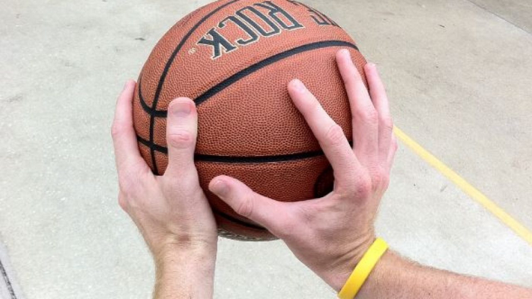 Cara Memegang Bola Basket